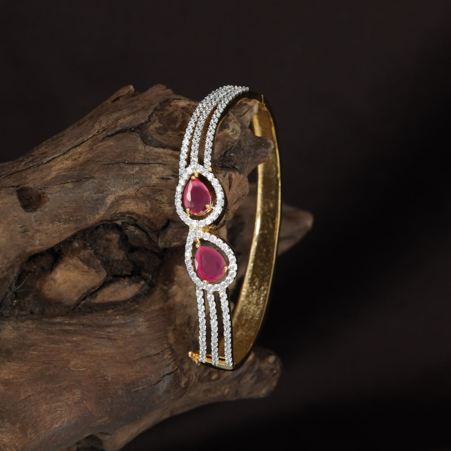 Crossvine Flower Kada with Elevated Centre Placement