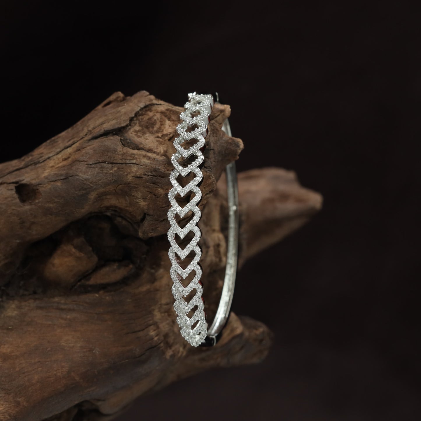 V Pattern Geometric Kada with Structured Chevron Framework