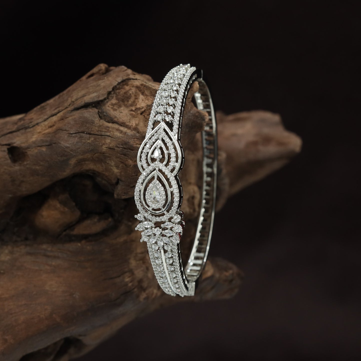 Interlocking Infinity Design Kada with Ornamental Centre Medallion