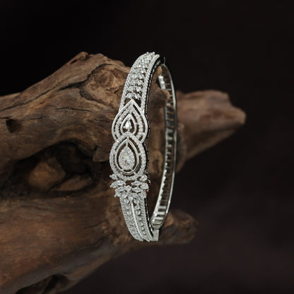 Interlocking Infinity Design Kada with Ornamental Centre Medallion