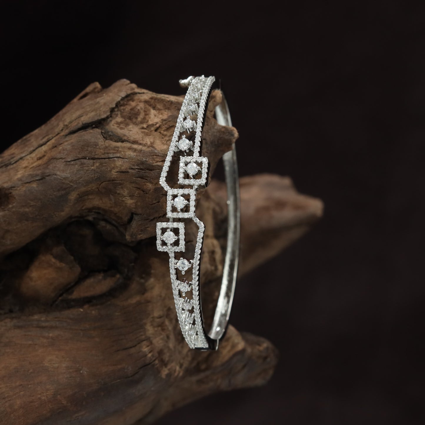 Royal Geometric Link Kada with Square Frame Motif Design