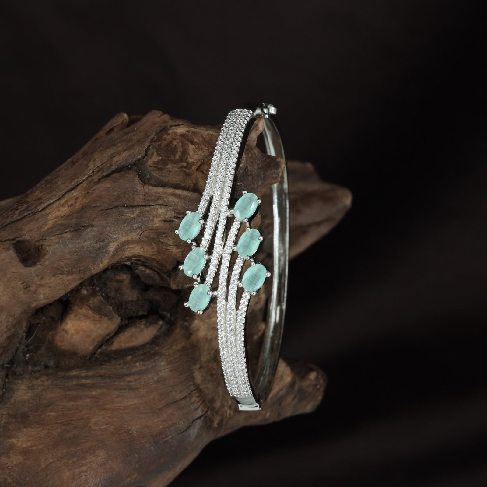 Leaf Kada with Curved Band Flow and Dangling Oval Arrangement