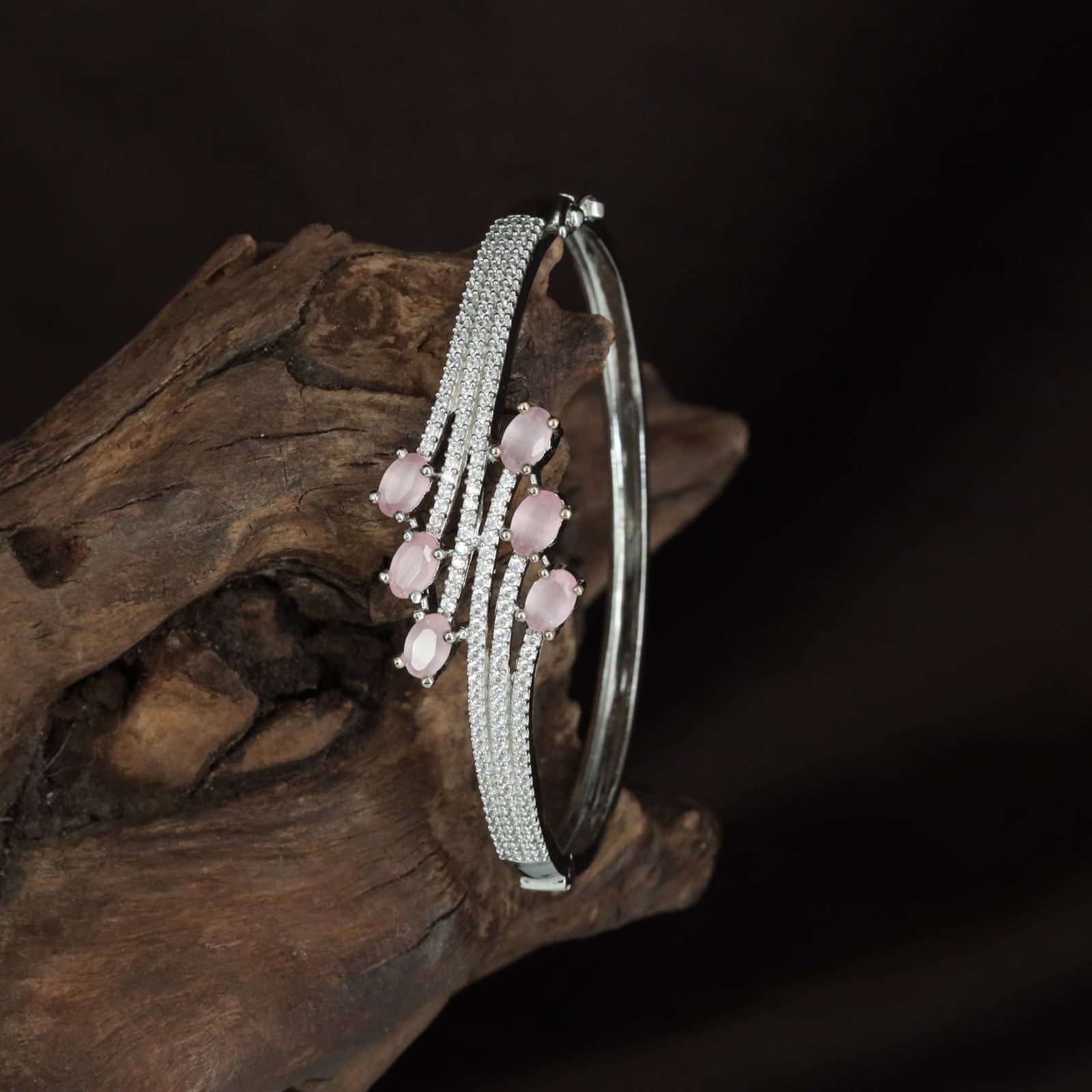 Leaf Kada with Curved Band Flow and Dangling Oval Arrangement