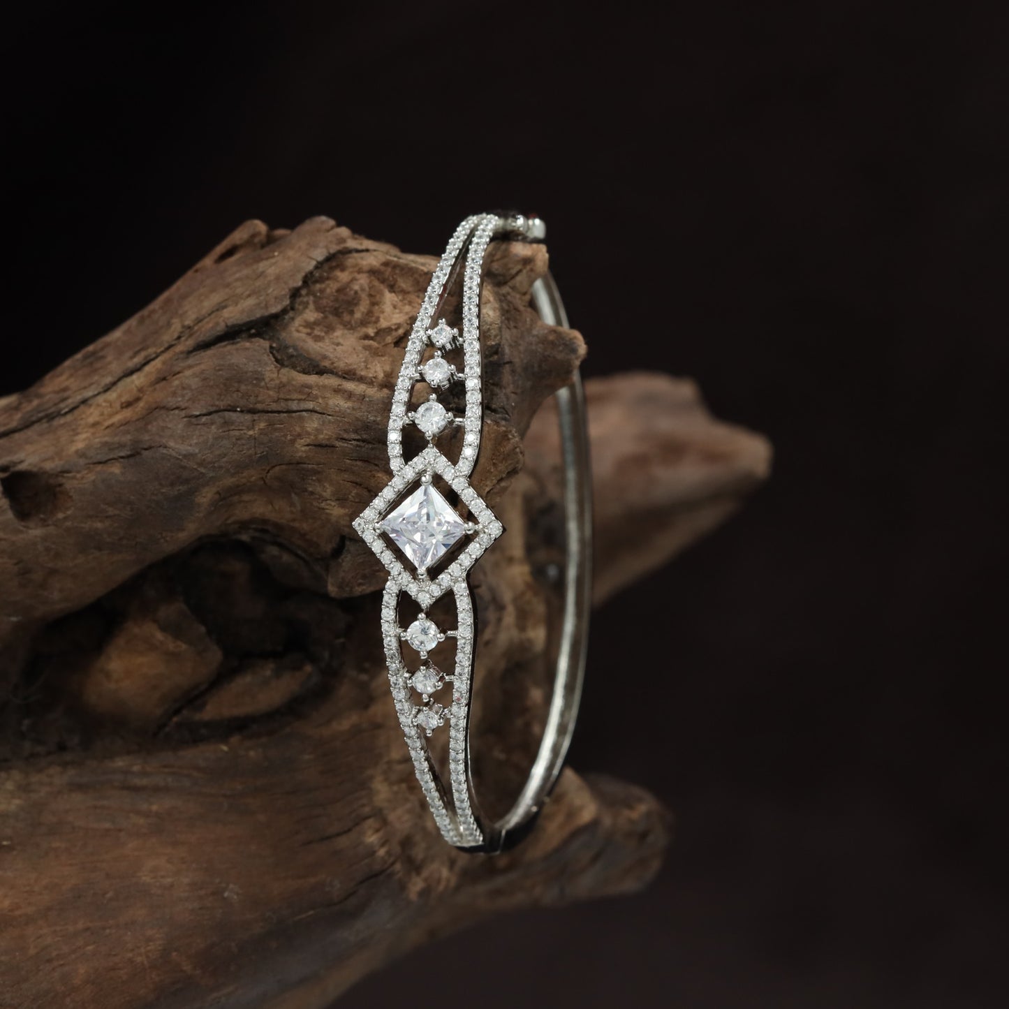 Trellis Bloom Framework Kada with Ornamental Diamond Centrepiece
