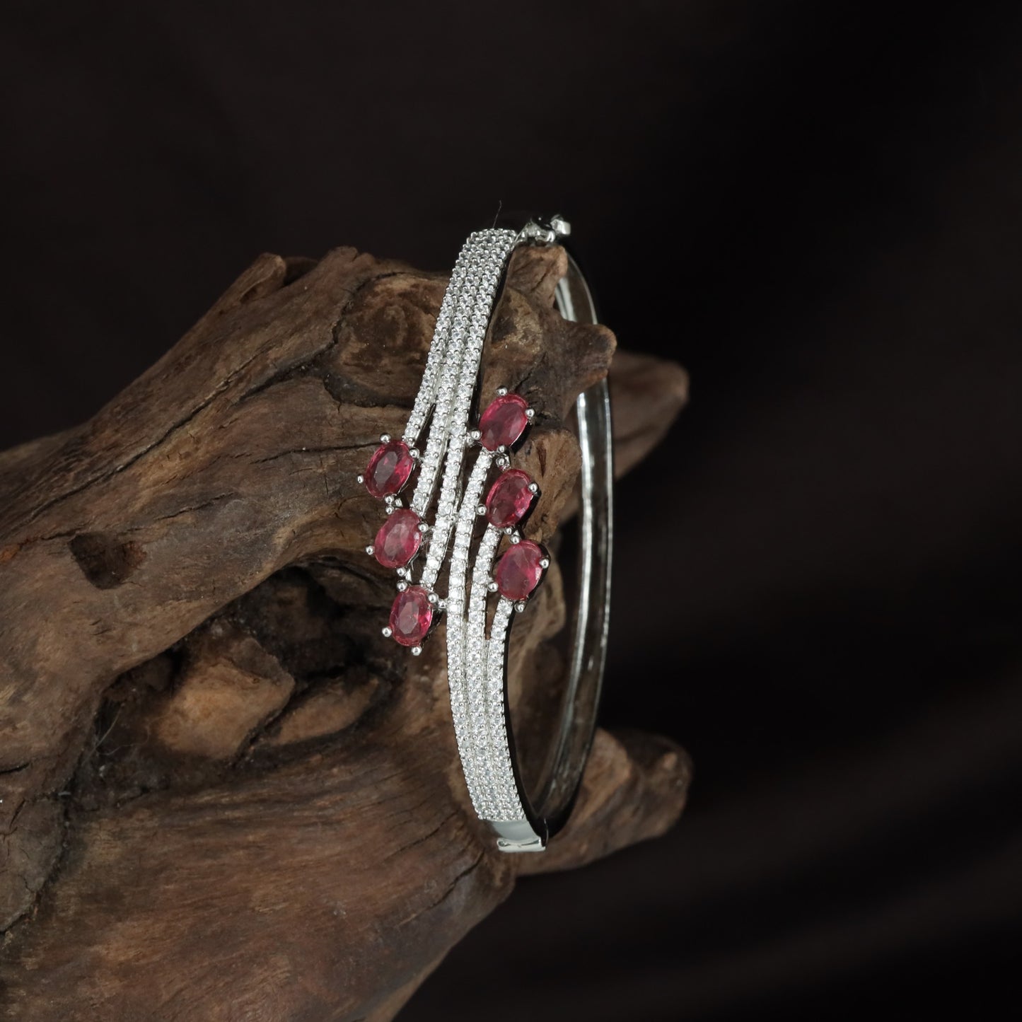 Leaf Kada with Curved Band Flow and Dangling Oval Arrangement