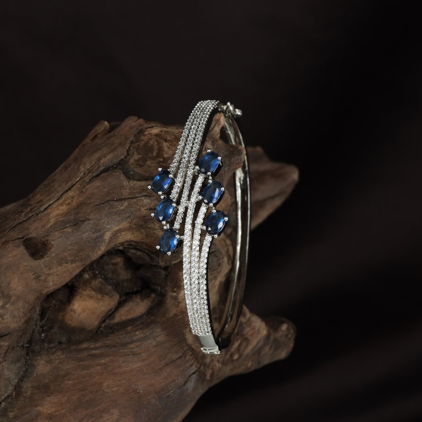 Leaf Kada with Curved Band Flow and Dangling Oval Arrangement