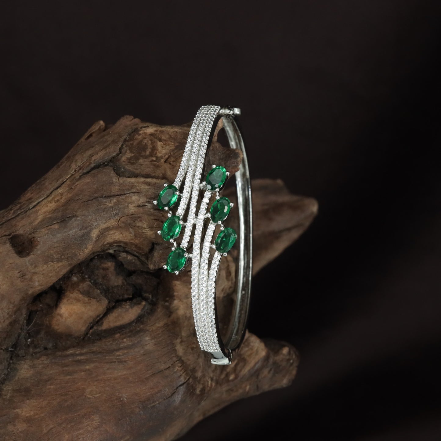 Leaf Kada with Curved Band Flow and Dangling Oval Arrangement