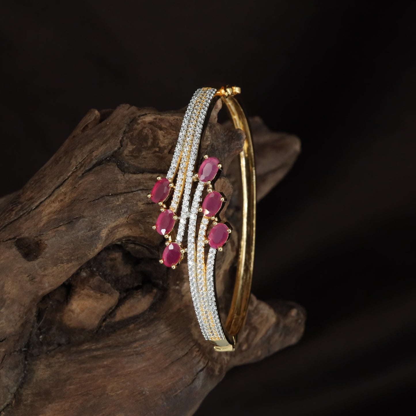 Leaf Kada with Curved Band Flow and Dangling Oval Arrangement