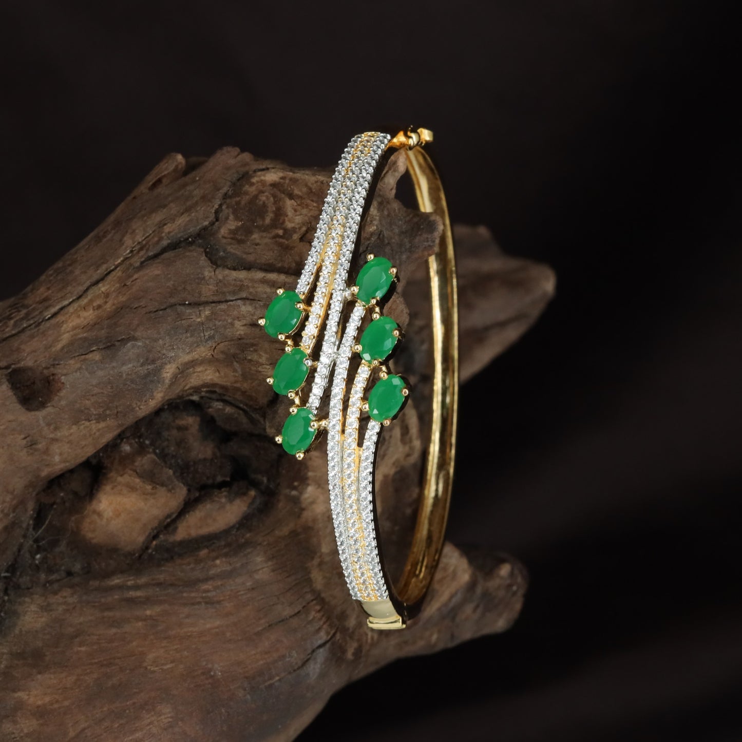 Leaf Kada with Curved Band Flow and Dangling Oval Arrangement