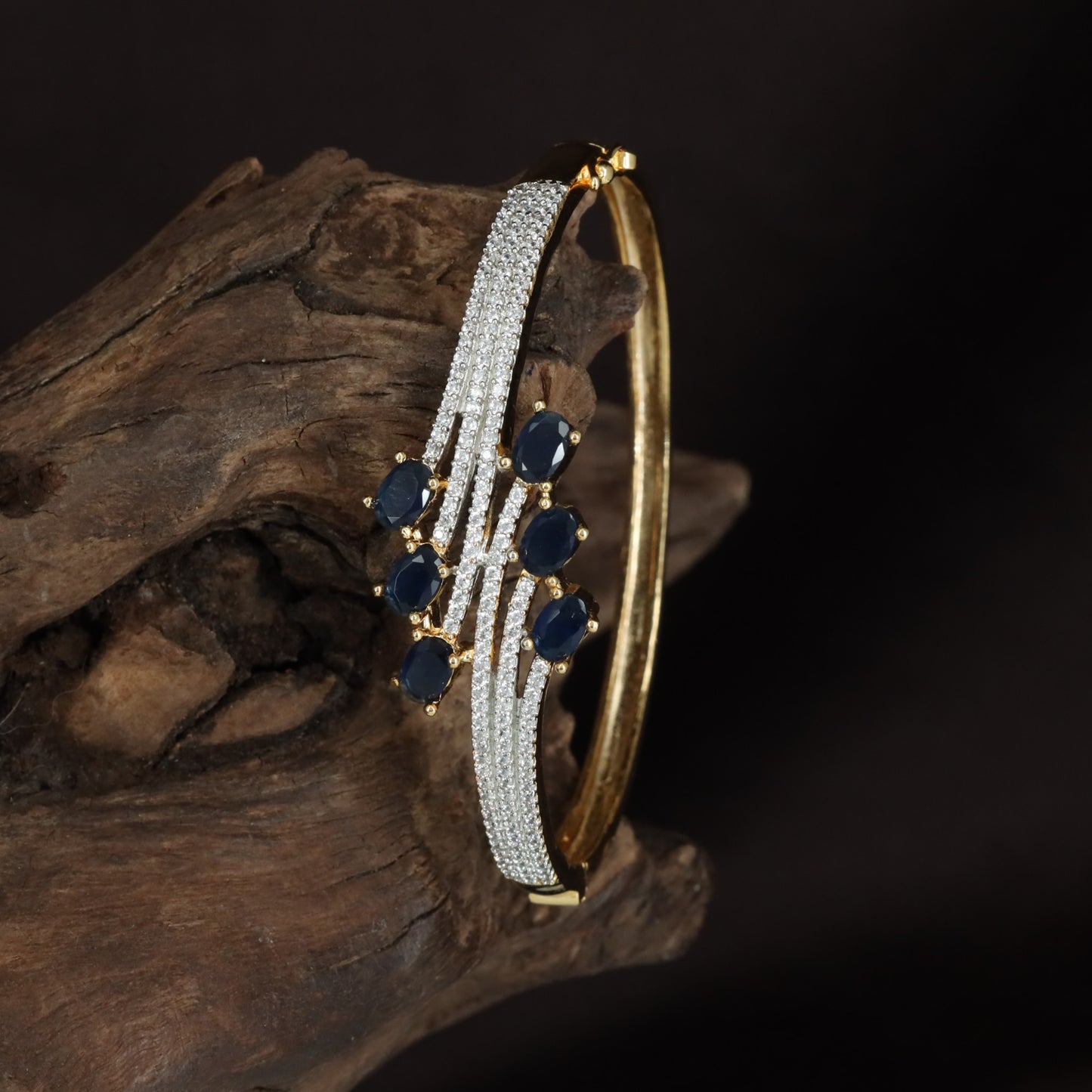 Leaf Kada with Curved Band Flow and Dangling Oval Arrangement