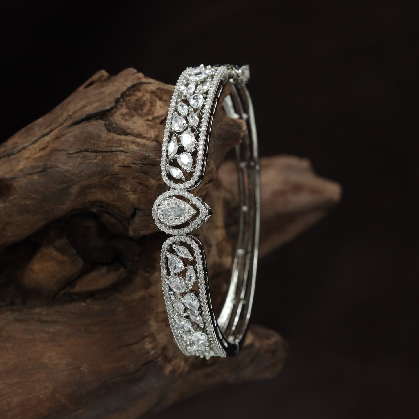 Refined Medallion Motif Kada with Sculpted Border Framework