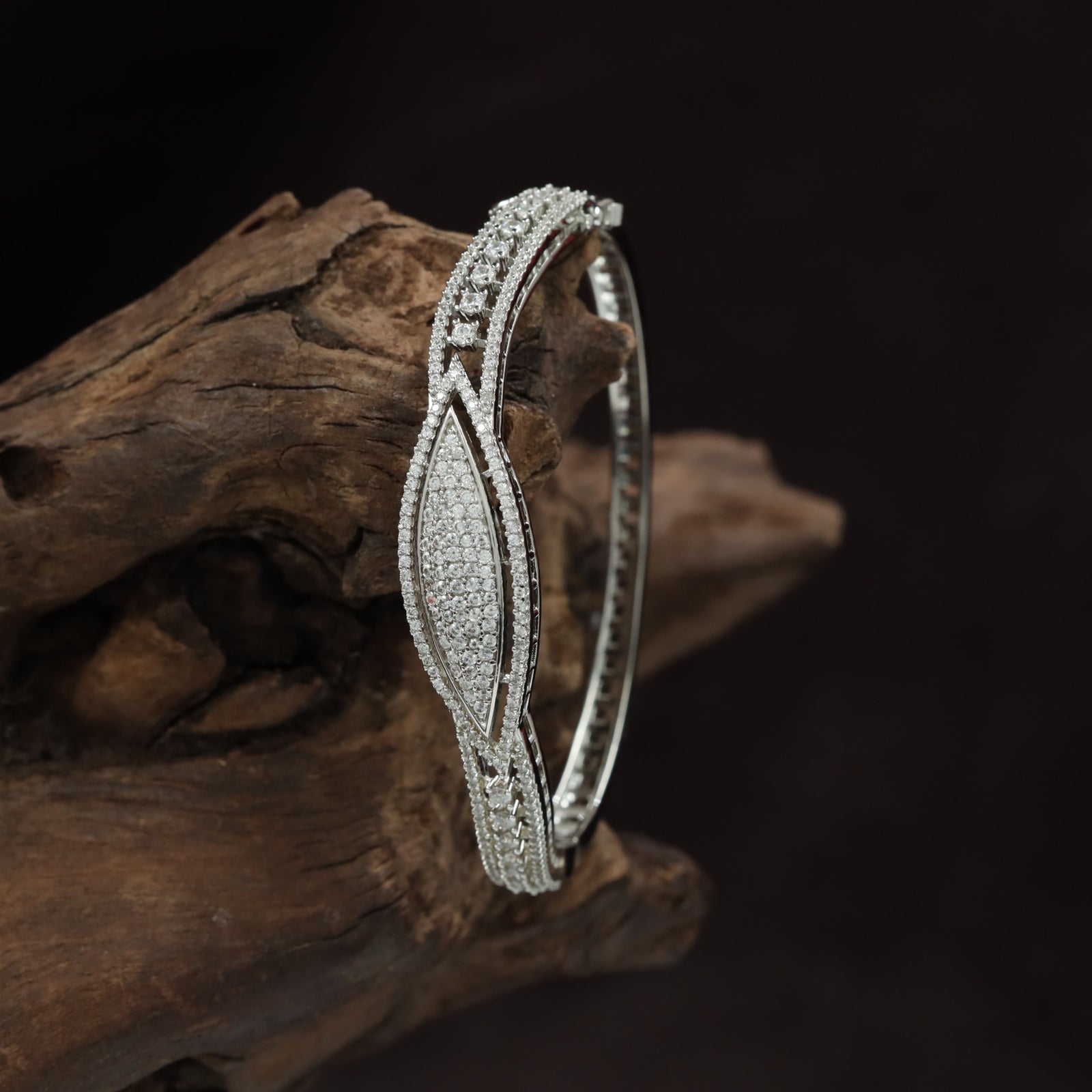 Crisscross mesh panel kada with pavÃ© border detailing