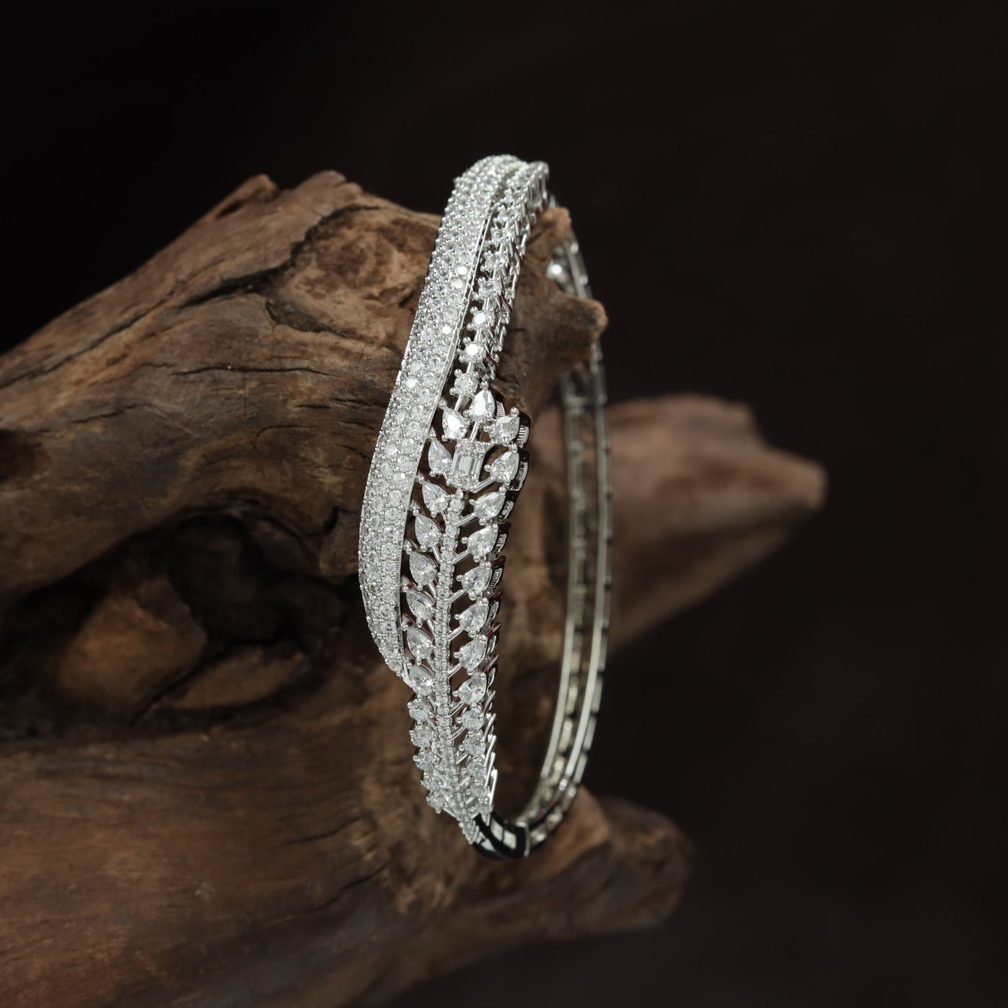 Braided Border Kada with Chevron Link Centre Design