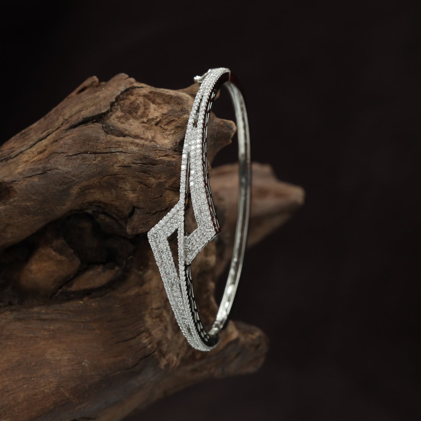 Zigzag Centre Kada with Sleek Open Cuff Construction