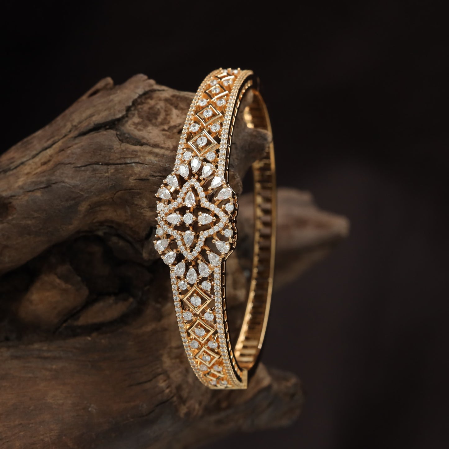 Diamond Floral Medallion Kada with Open Lattice Border Design