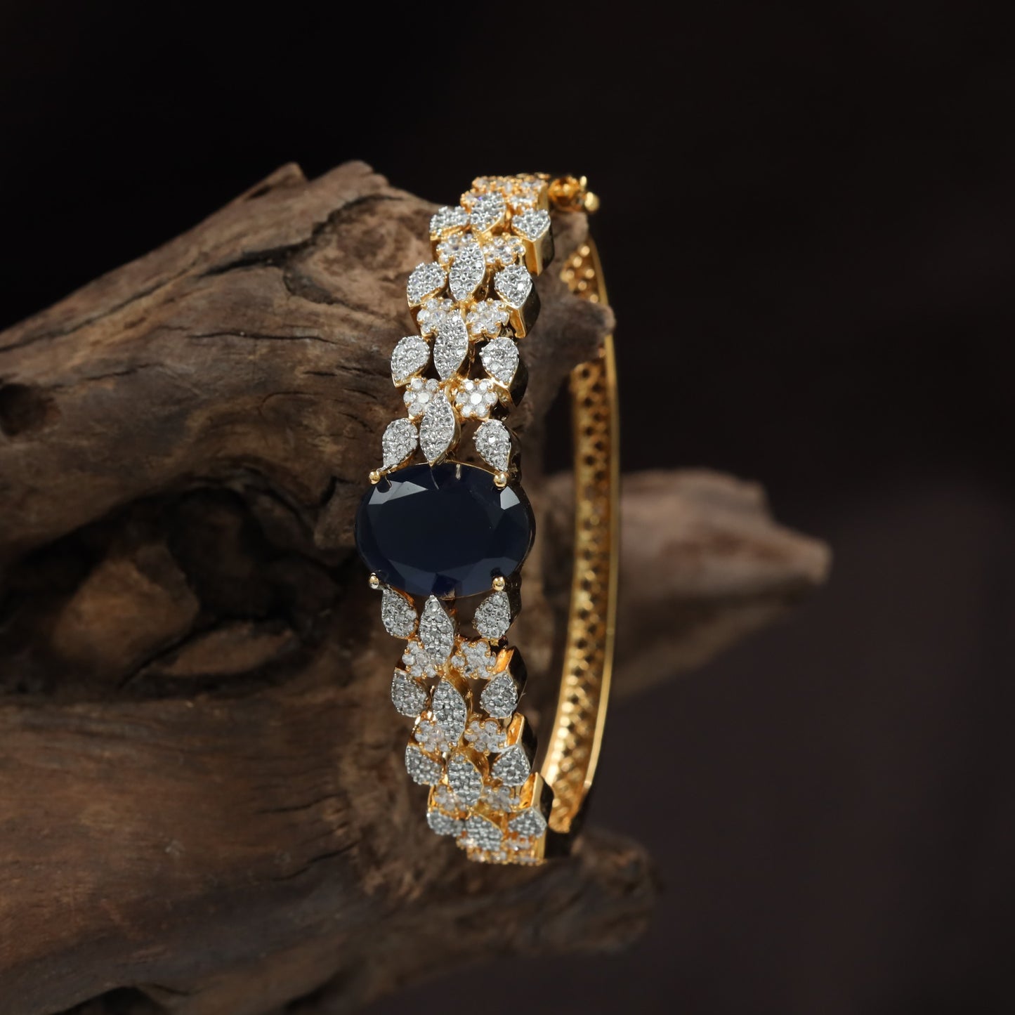 Oval Centrepiece Kada with Floral Cluster Linkwork Pattern