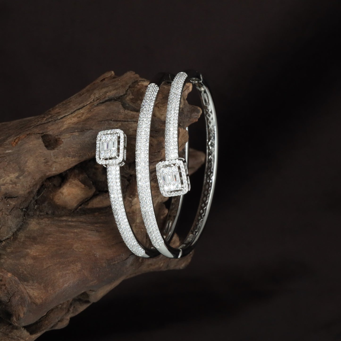 Square Kada with Double Arc Layout and Structured Center Accents