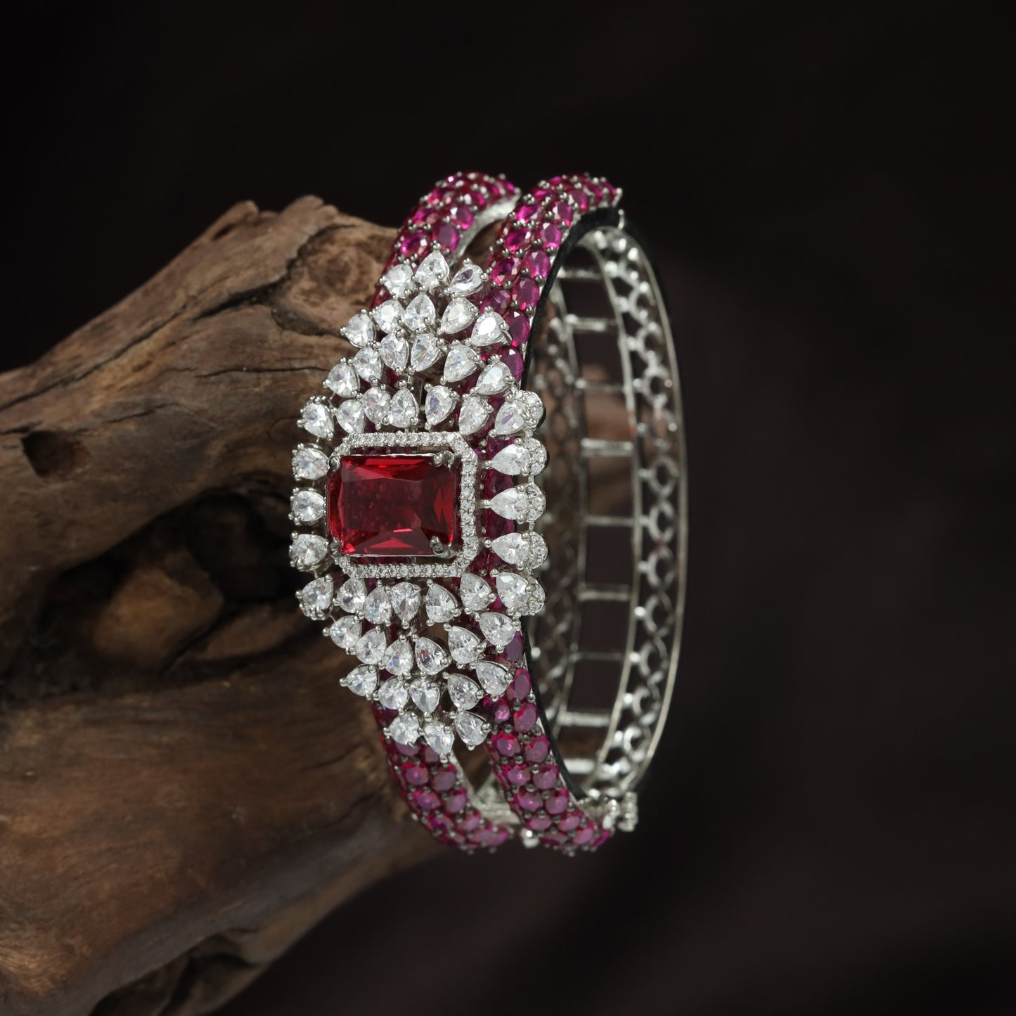 Radiant Halo Centre Kada with Rectangular Statement Panel Design