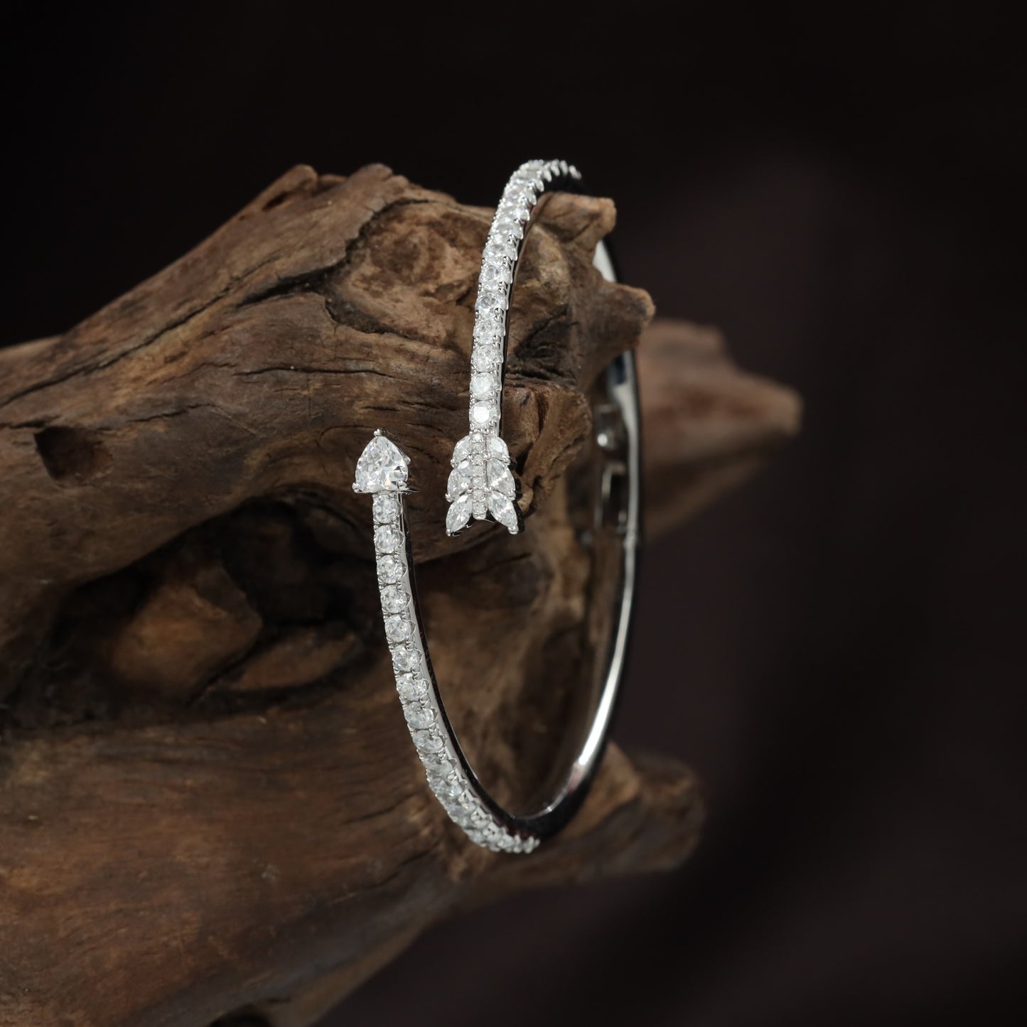 Arrow Motif Open Kada with Twin Chevron Centre Design