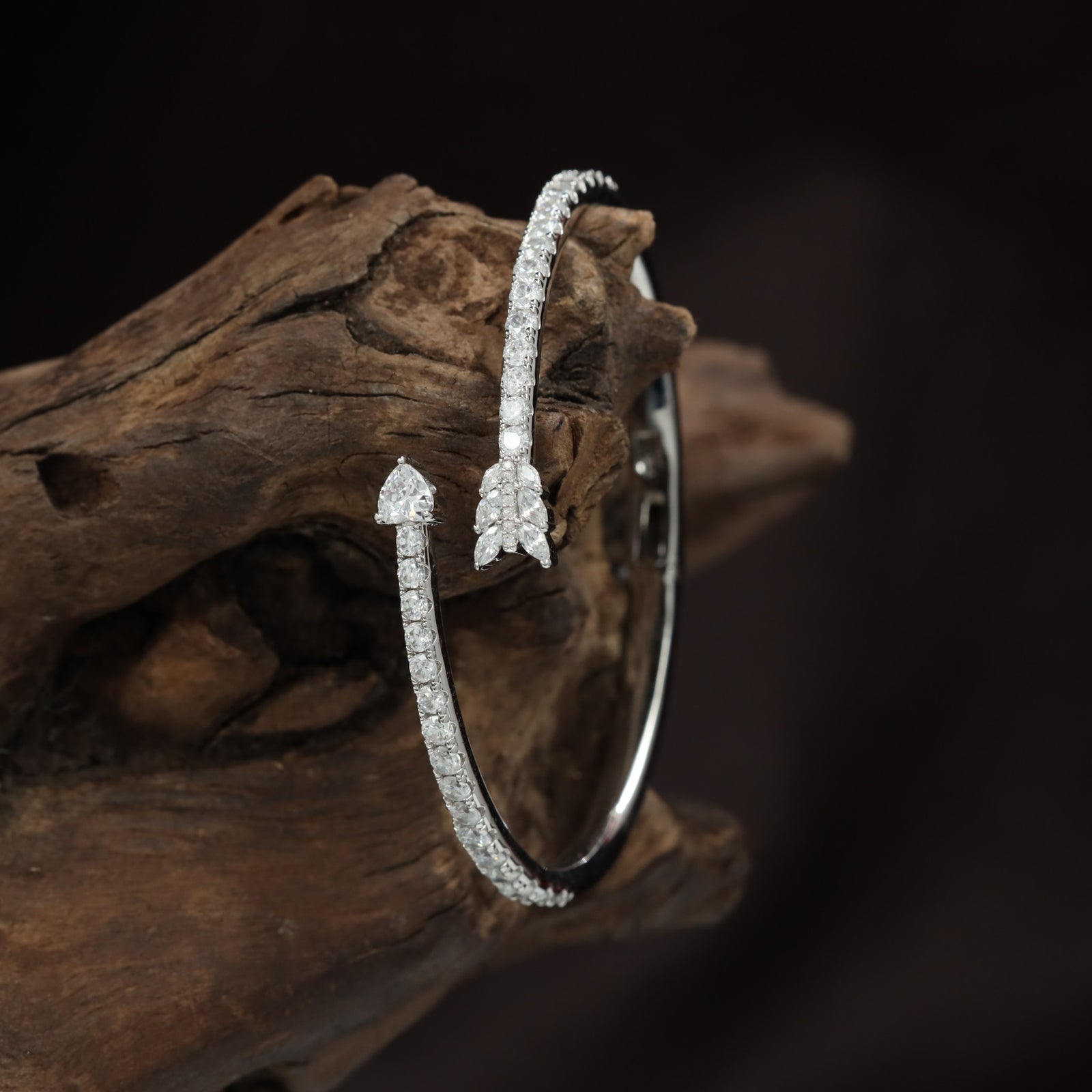 Arrow Motif Open Kada with Twin Chevron Centre Design