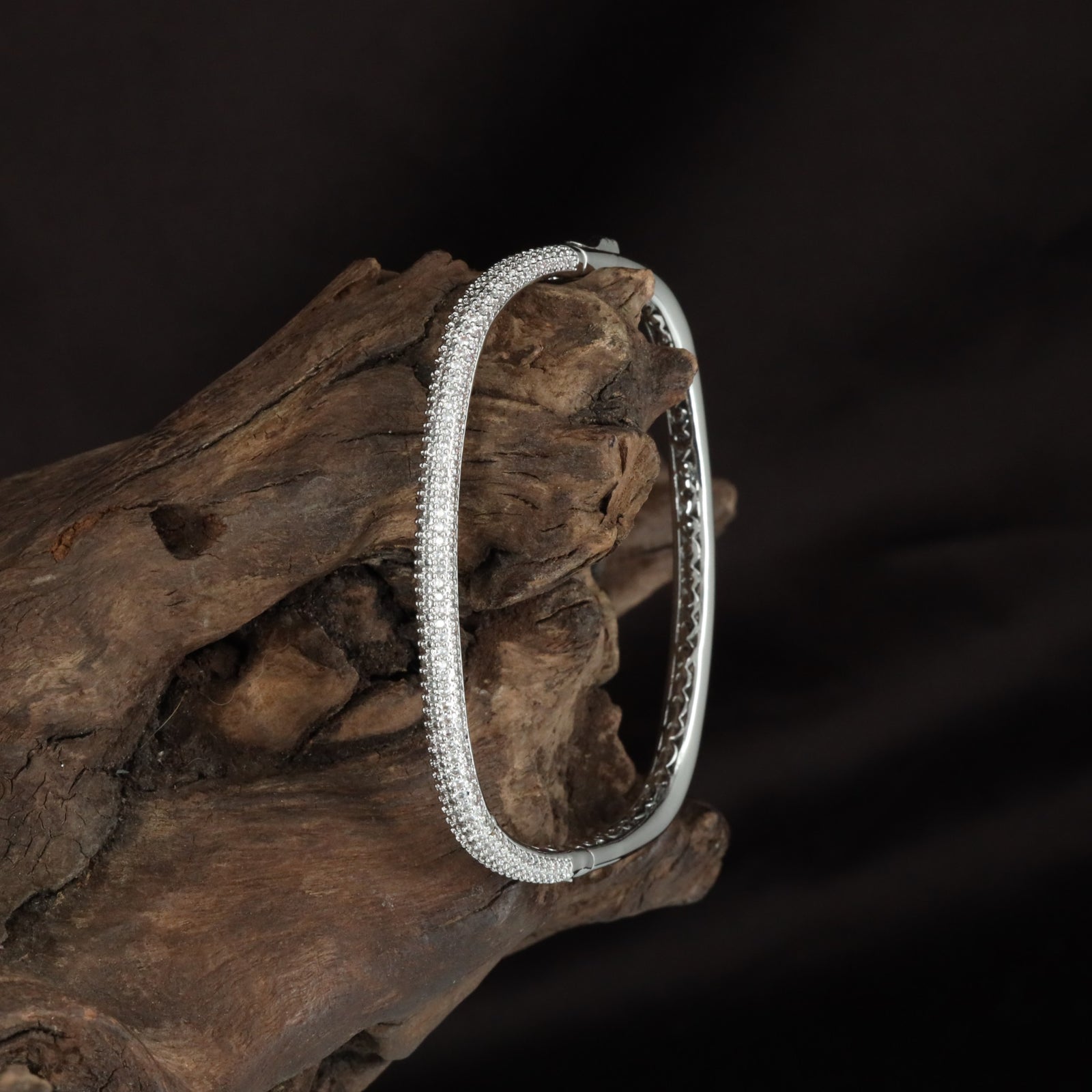 Grand Weave Kada with Rounded Silhouette and Textured Border Styling