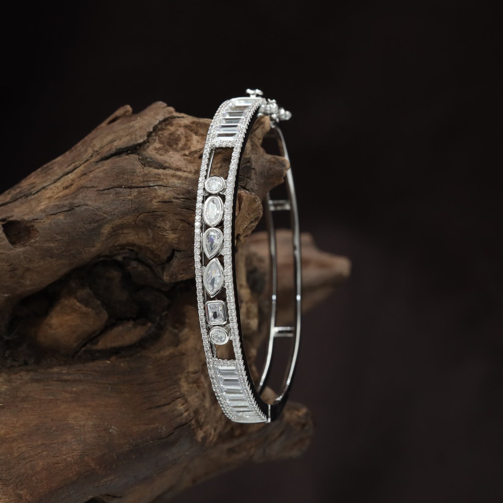 Round Floral Centre Kada with Structured Border Detailing