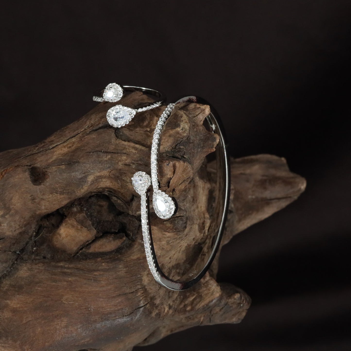Halovine Slim Band Kada with Refined Ring Arrangement