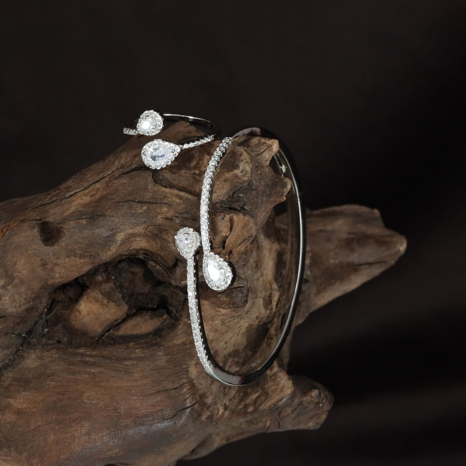 Halovine Slim Band Kada with Refined Ring Arrangement