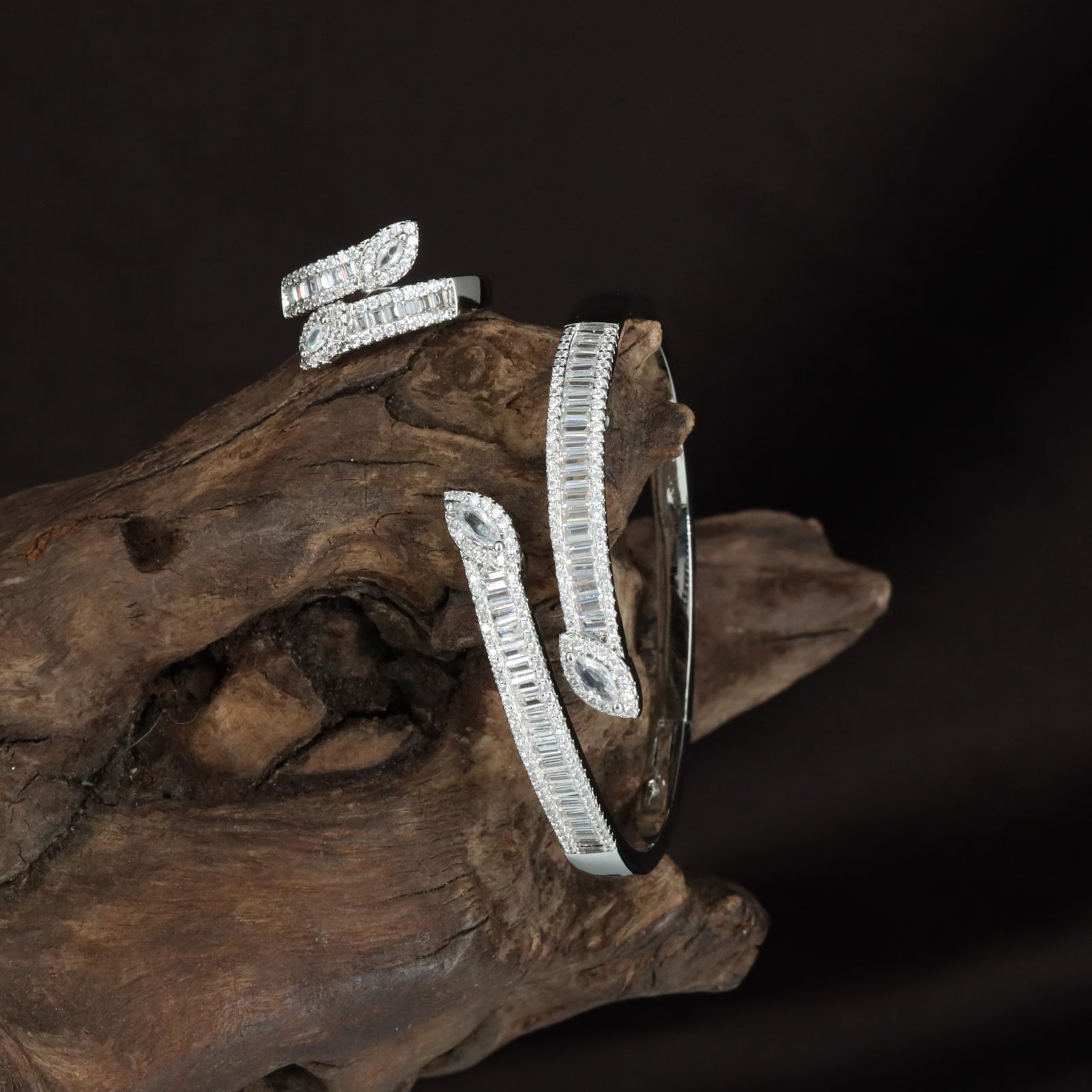 Lunaflare Curve Kada with Structured Finger Ring Styling