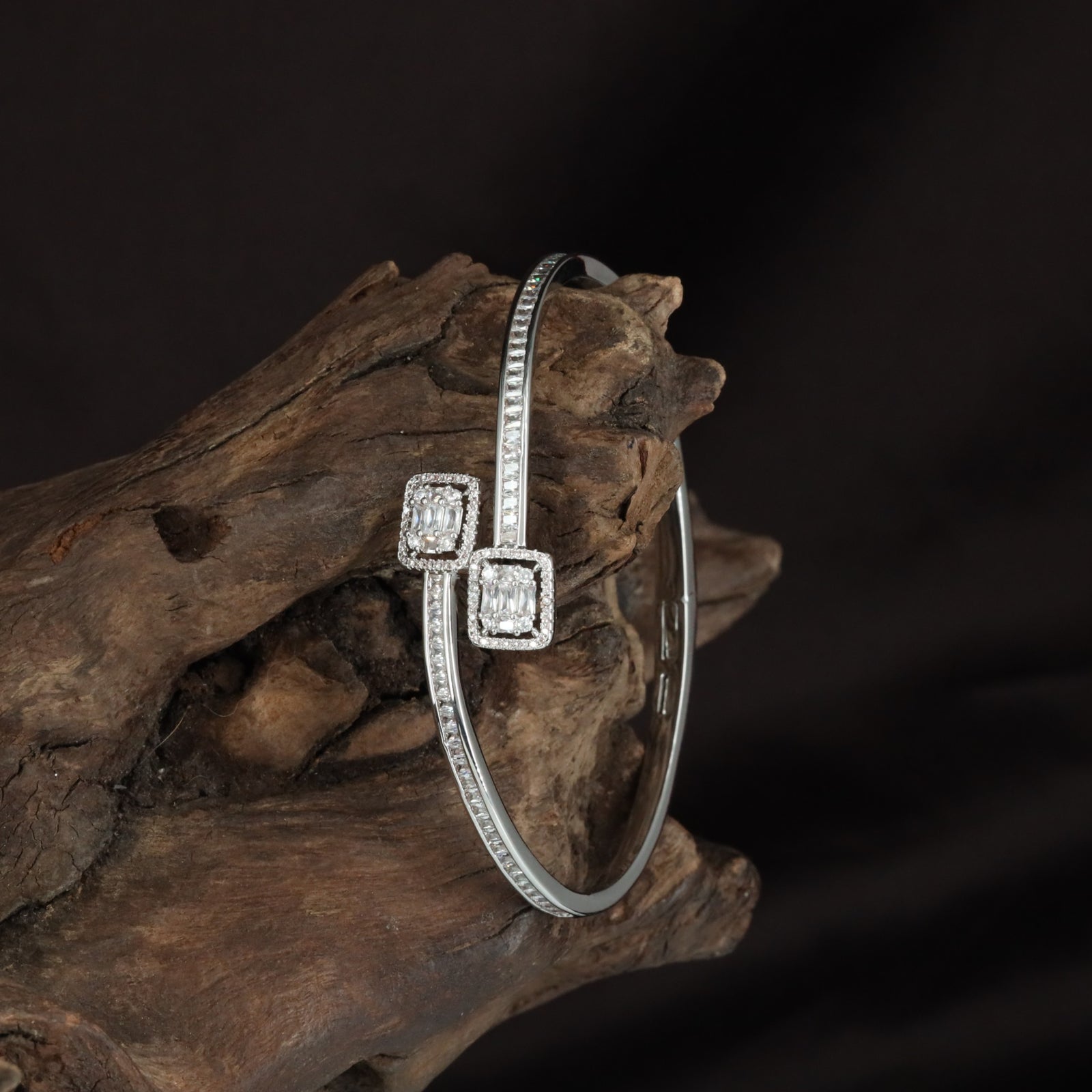 Twin Square Kada with Structured Stone Frame Work