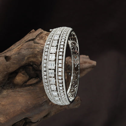 Geometric Linkwork Kada with Continuous Panel Detailing