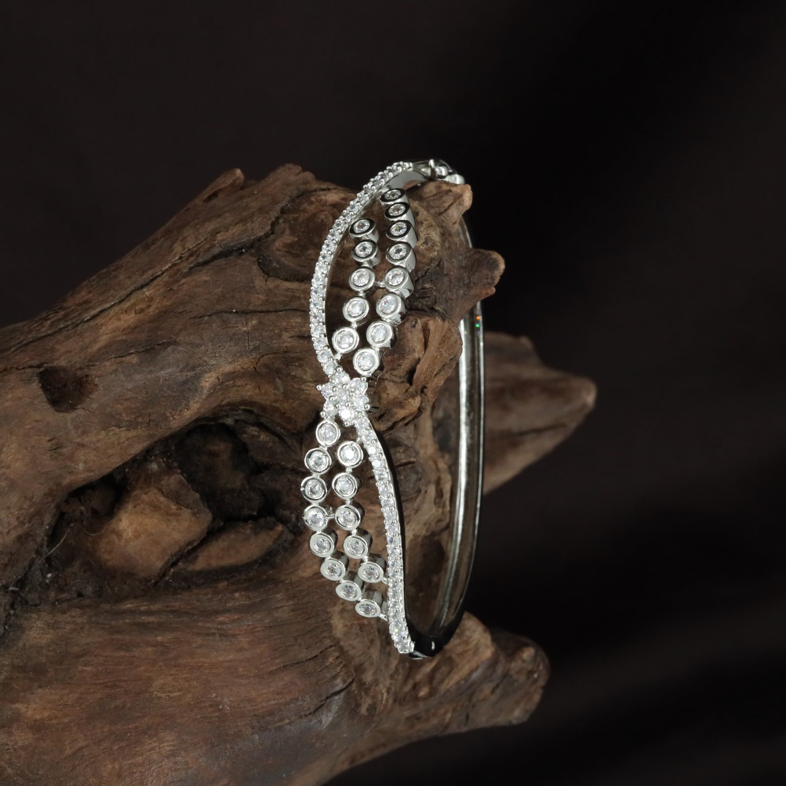 Signature Infinity Frame Kada with Symmetrical Flow Styling