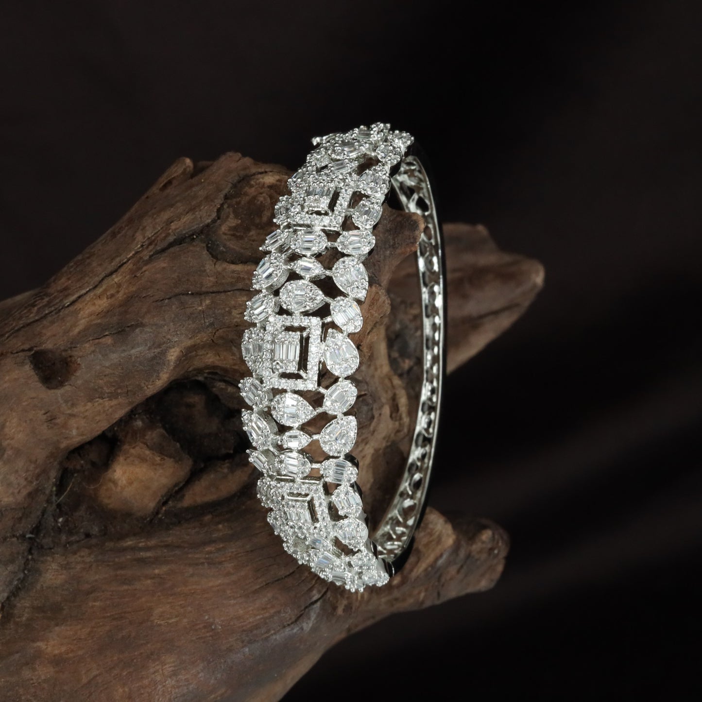 Temple Leaf Pattern Kada with Structured Stone Alignment