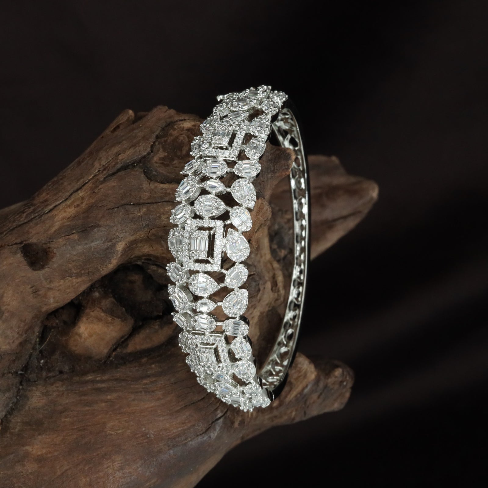 Temple Leaf Pattern Kada with Structured Stone Alignment
