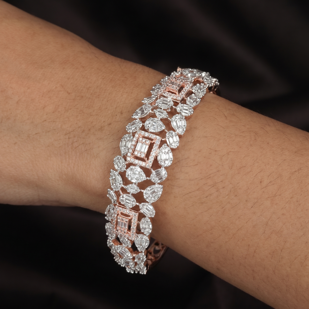Temple Leaf Pattern Kada with Structured Stone Alignment