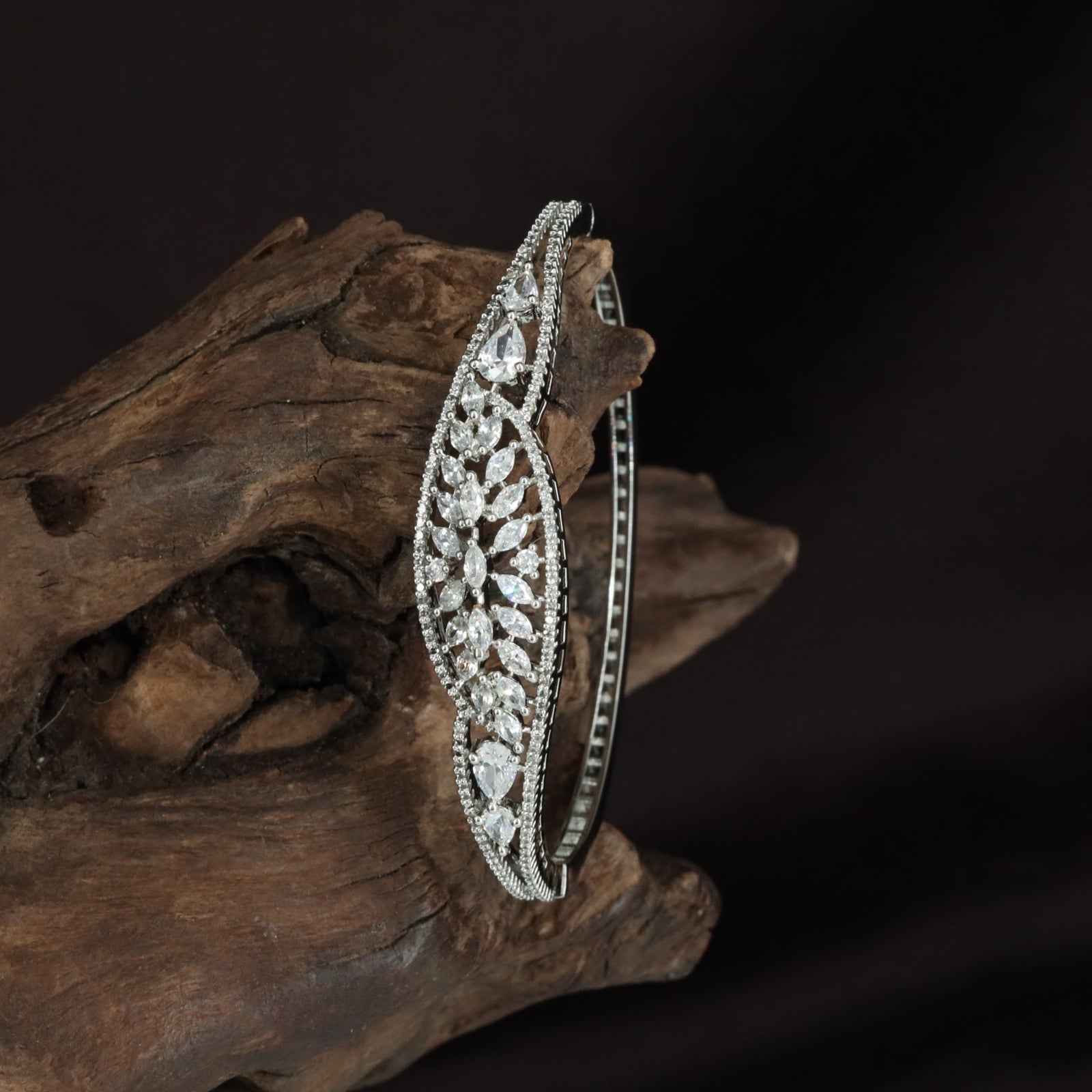 Classic Diamond Pattern Kada with Symmetrical Open Styling