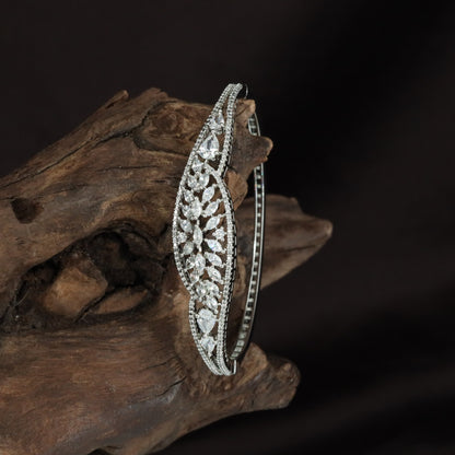 Classic Diamond Pattern Kada with Symmetrical Open Styling