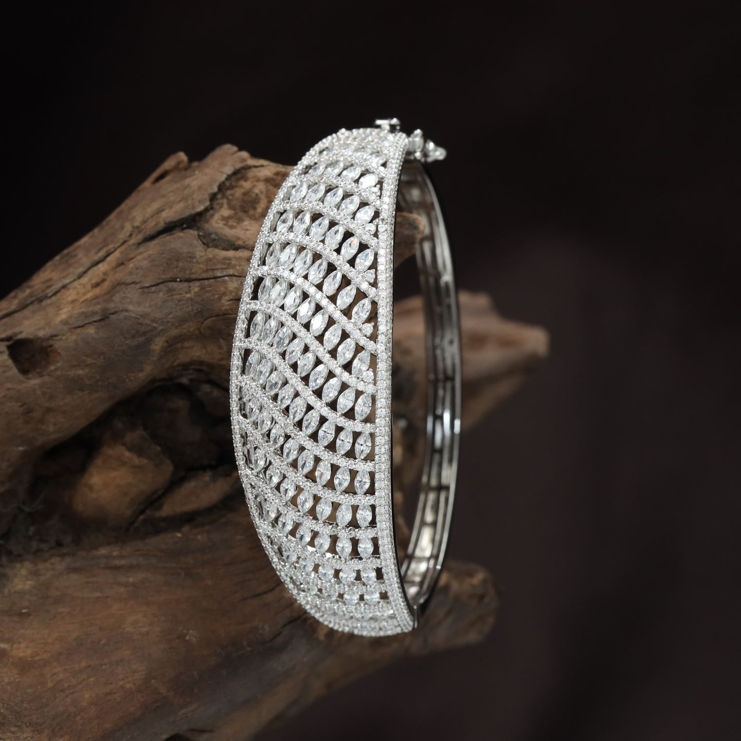 Interwoven Grid Kada with Structured Border Framework