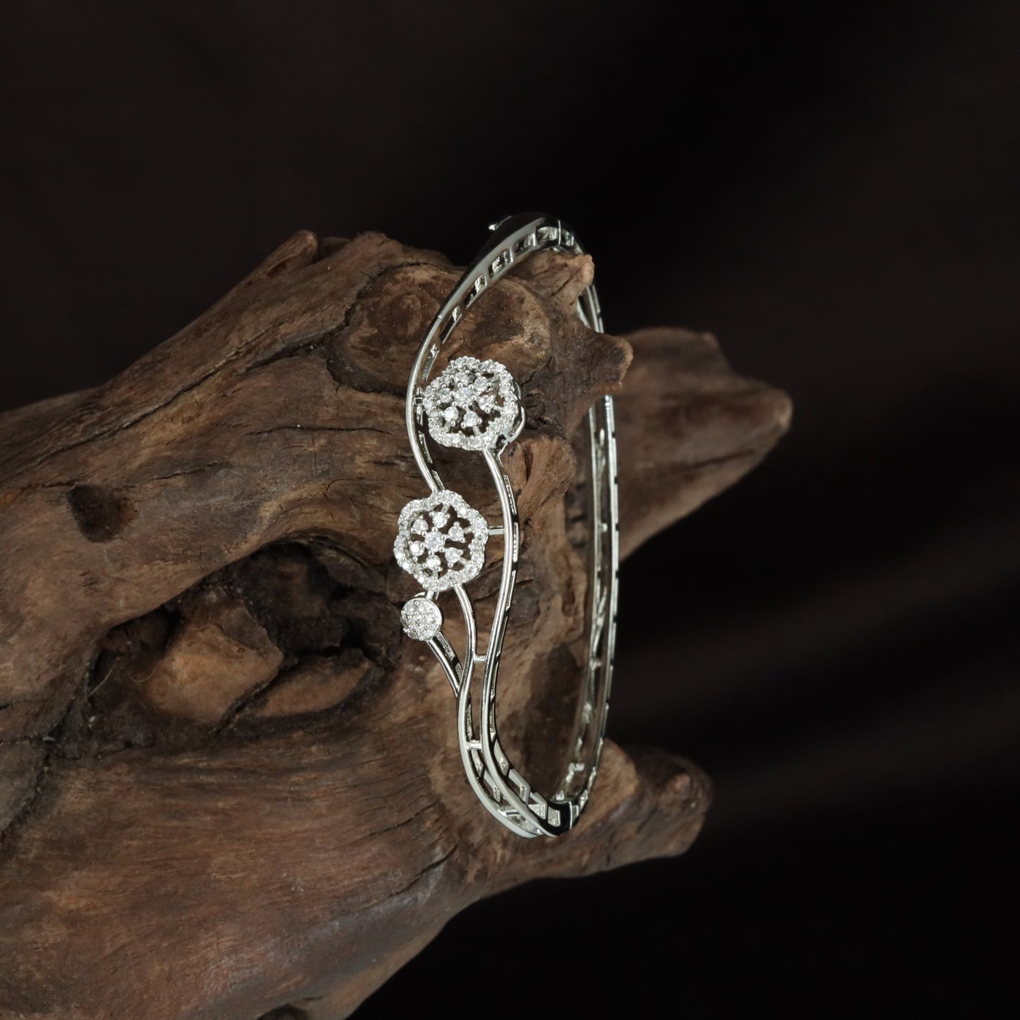 Classic Floral Arch Kada with Symmetrical Stone Alignment