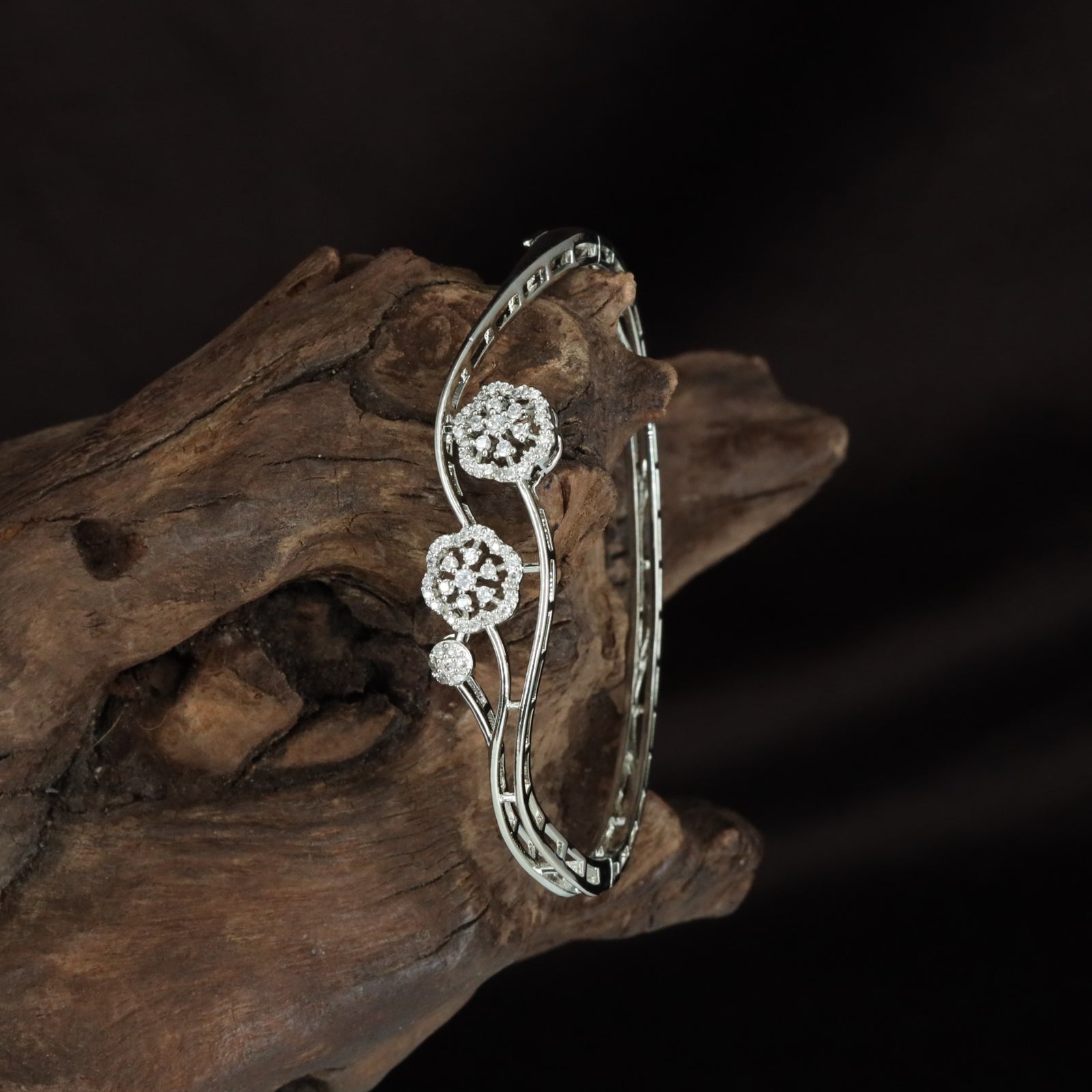 Classic Floral Arch Kada with Symmetrical Stone Alignment