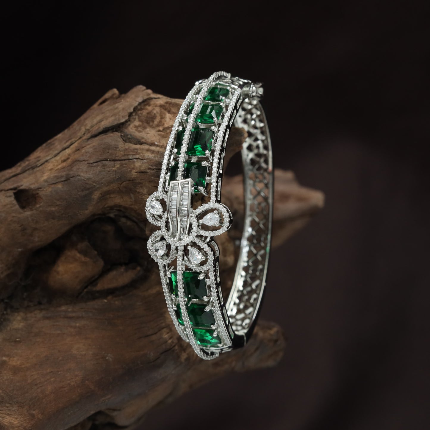 Flower Link Border Kada with Symmetrical Openwork Structure