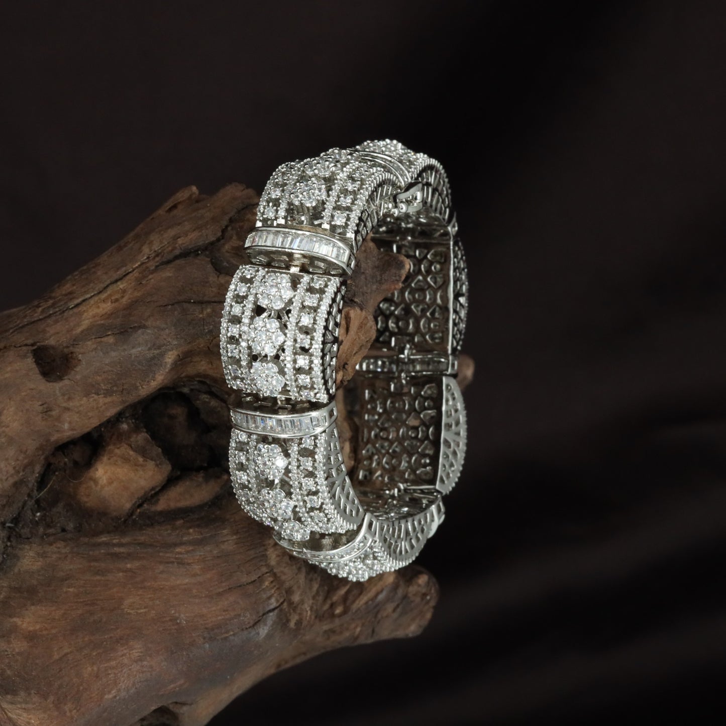 Broad Link Crystal Kada with Raised Frame Styling
