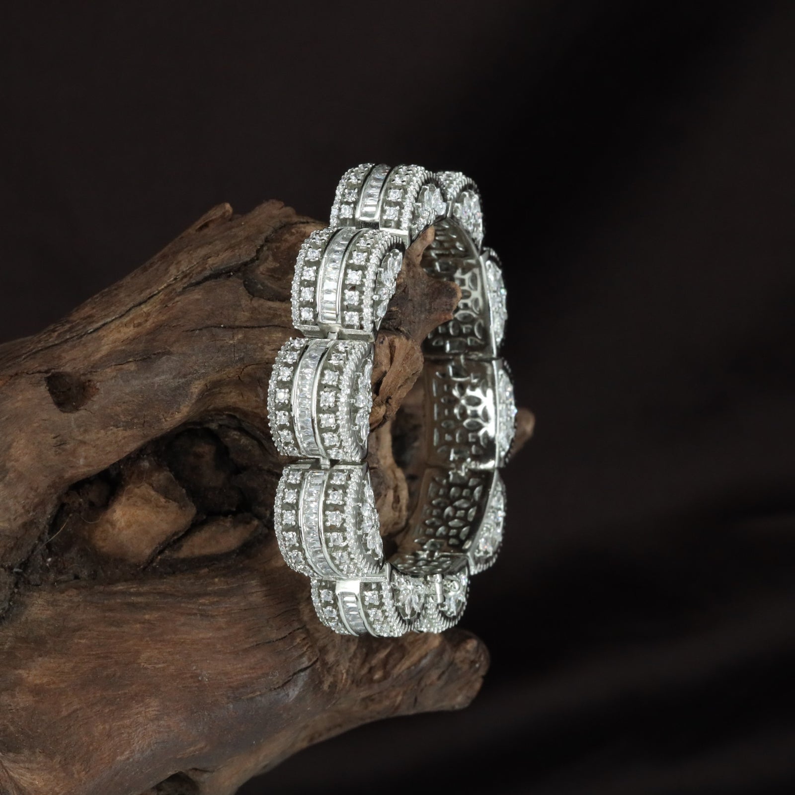 Broad Panel Crystal Kada with Geometric Segment Styling