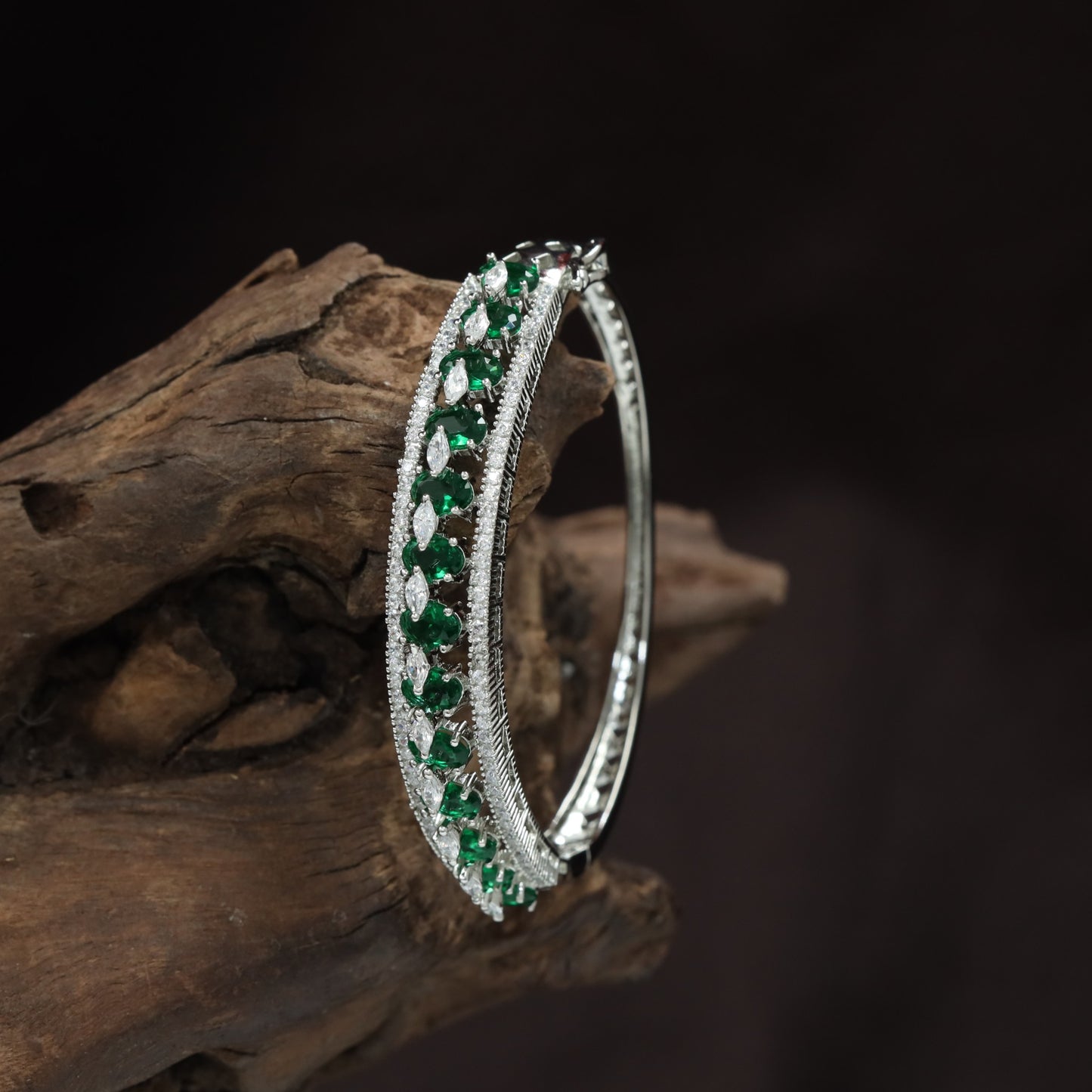 Open Gallery Kada with Alternating Centre Link Design