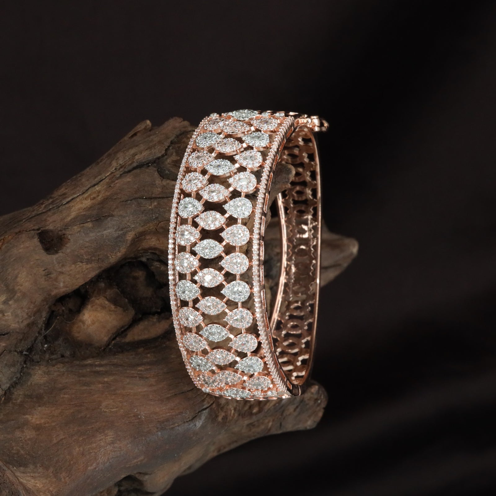 Imperial Disc Kada with Detailed Crystal Rows