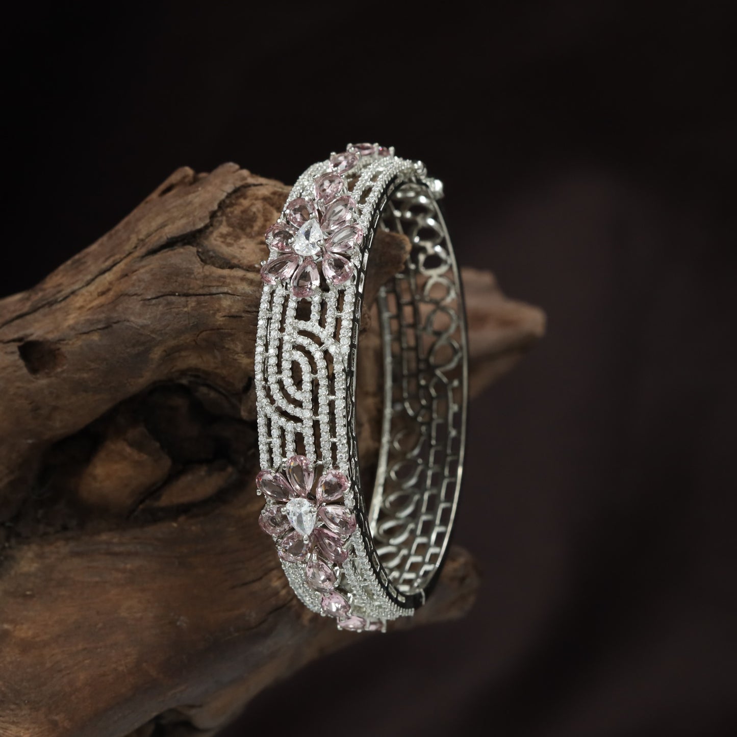 Floral Cluster Border Kada with Openwork Geometric Panel Design