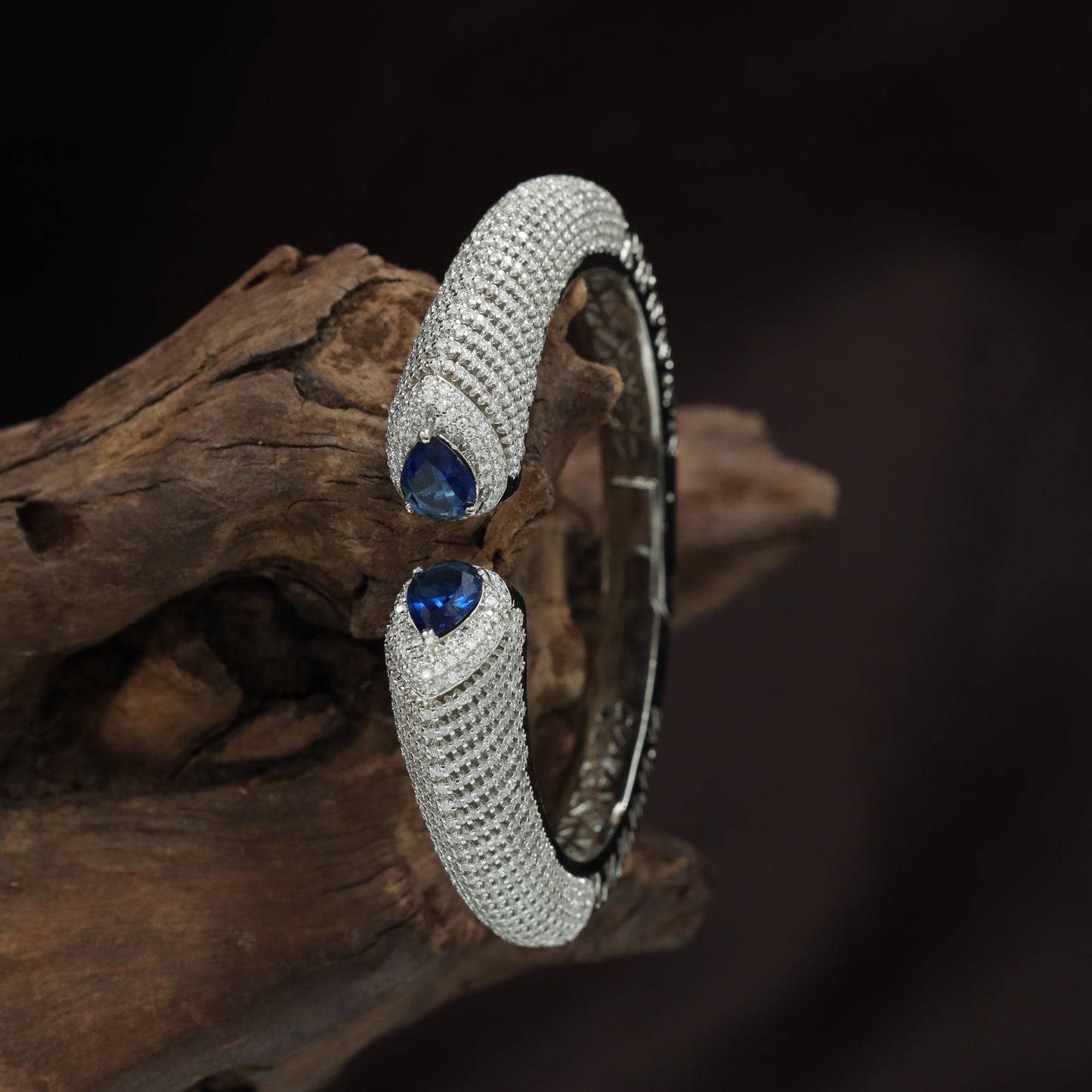 Structured Ribbed Kada with Symmetrical Oval Details