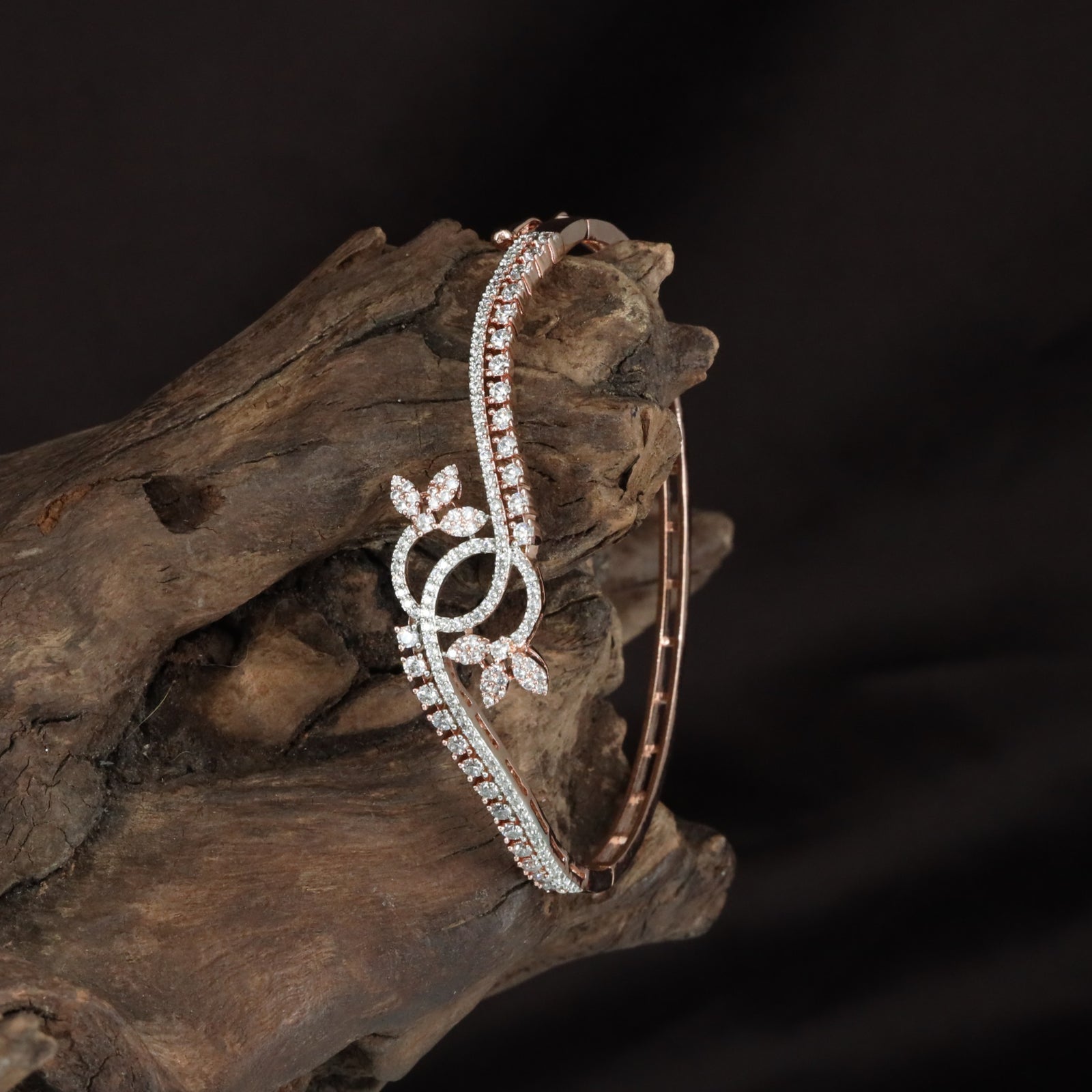 Luminous Loop Kada with Symmetrical Stone Alignment