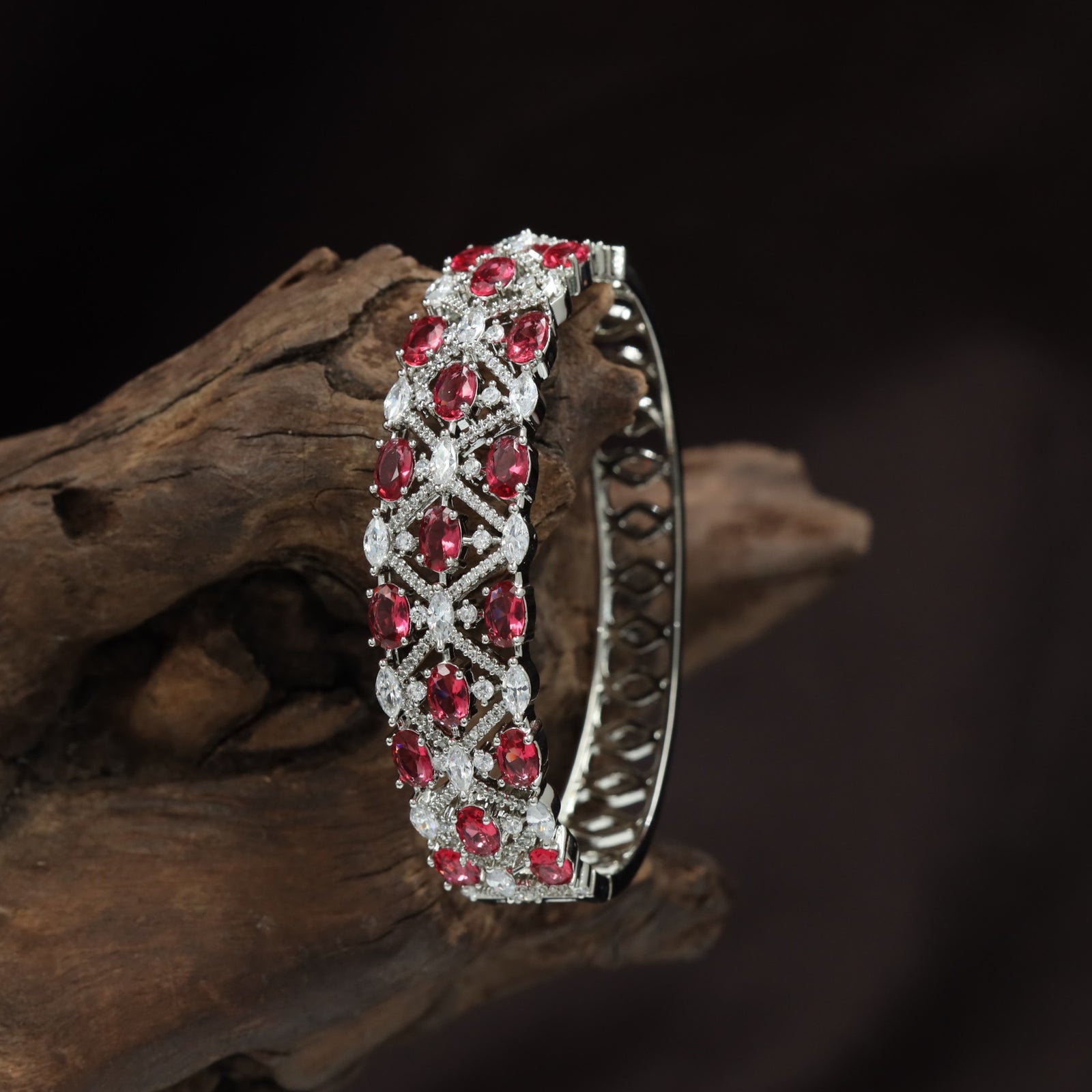 Diamond Border Kada with Decorative Lattice Construction