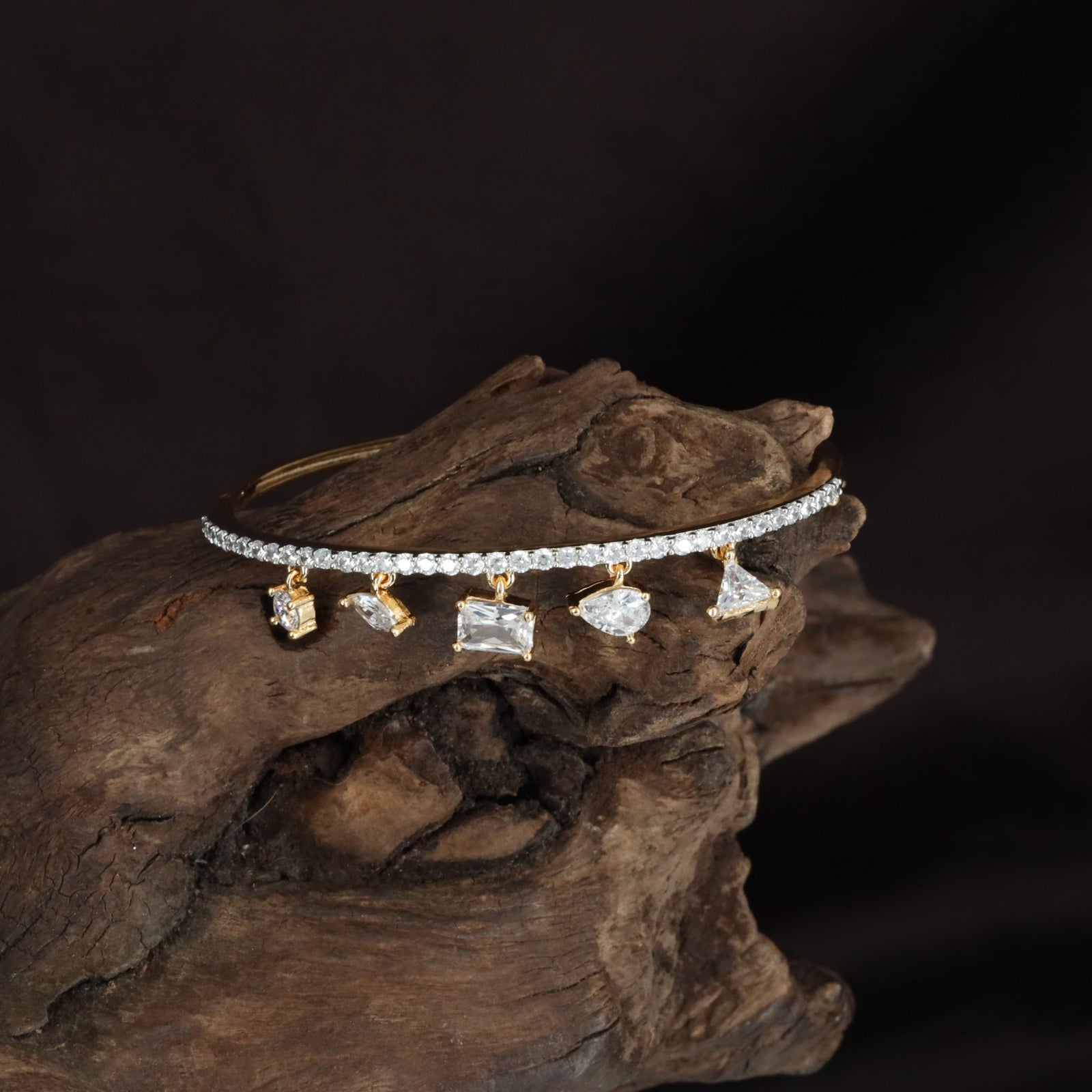 Feather Chain Kada with Layered Stone Alignment